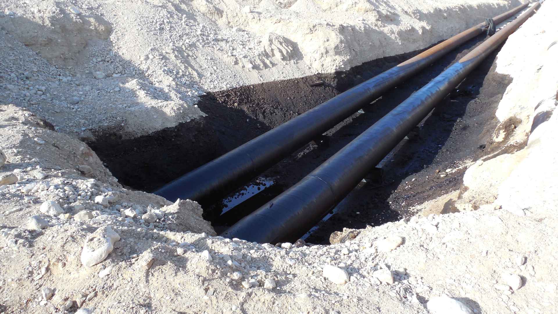 EAPC pipes showing the oil spill