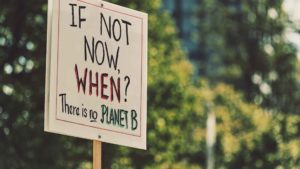 שלט עם כיתוב "IF NOT NOW, WHEN? There is no PLANET B"