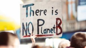 שלט בהפנגה עם הכיתוב There is NO Planet B