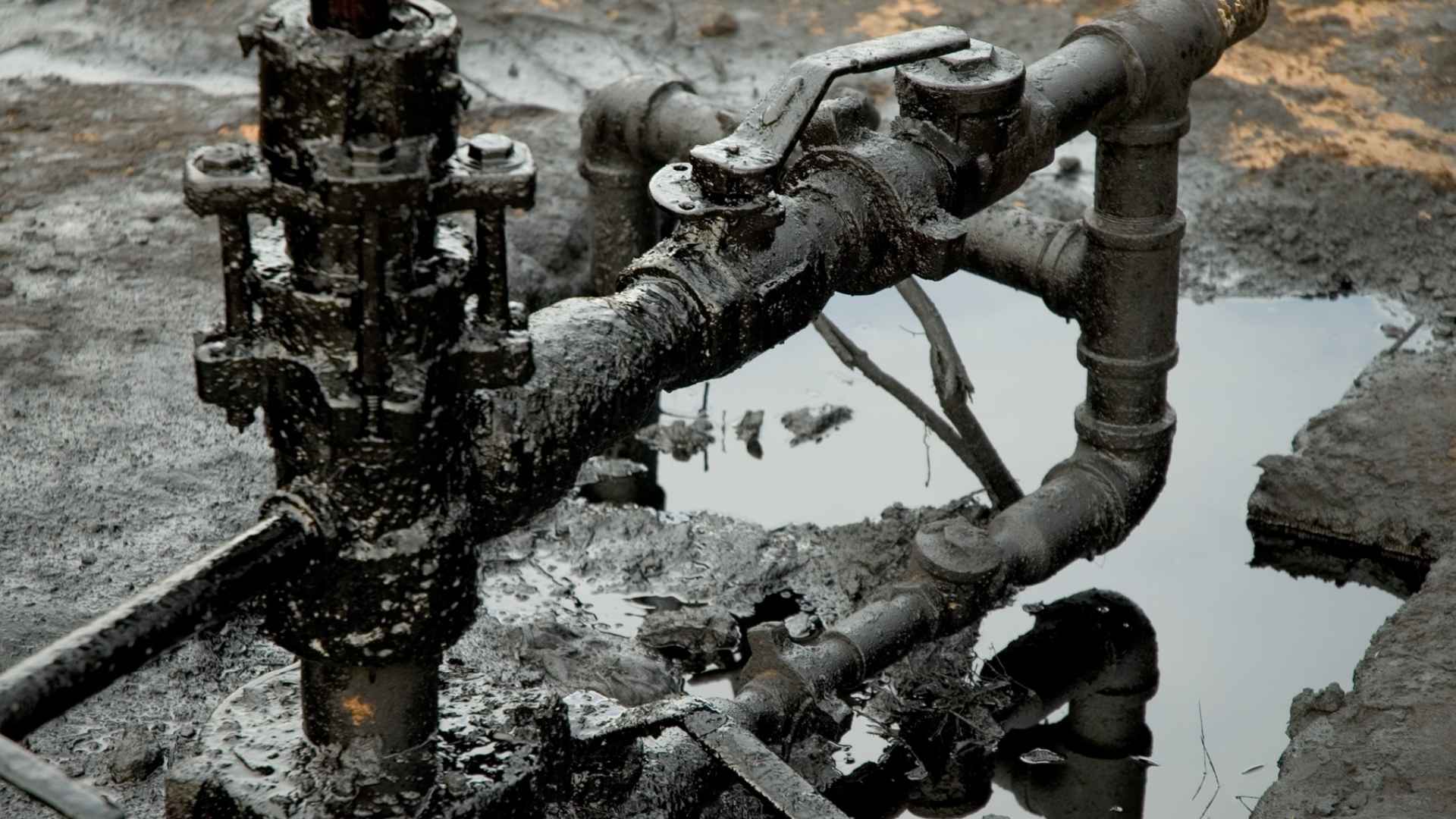 צינור נפט עם ברז לאחר אירוע דליפה